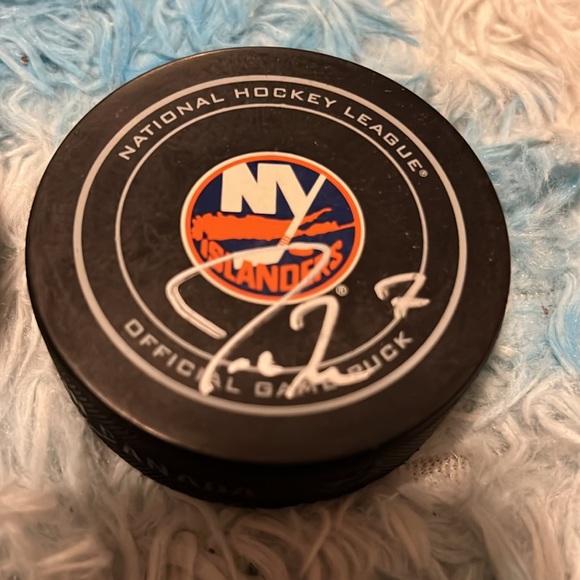 4 signed New York islander official pucks - Picture 4 of 5
